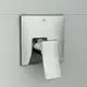 Chrome Badezimmerarmatur von Ideal Standard mit quadratischem Griff und rechtwinkliger Montageplatte an einer hellen Wand.